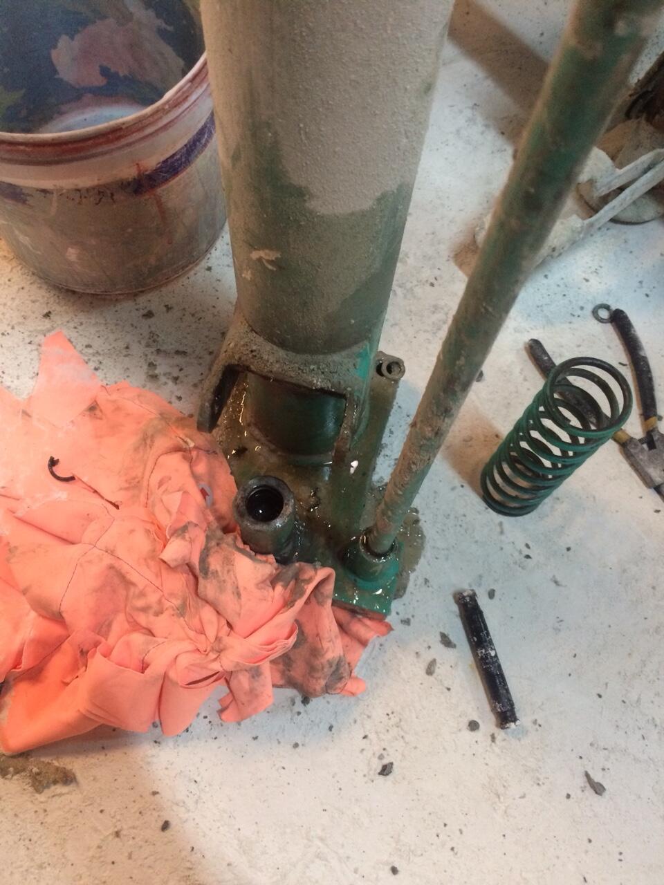 Thay sin phốt ty bơm xe nâng quay đổ phuy