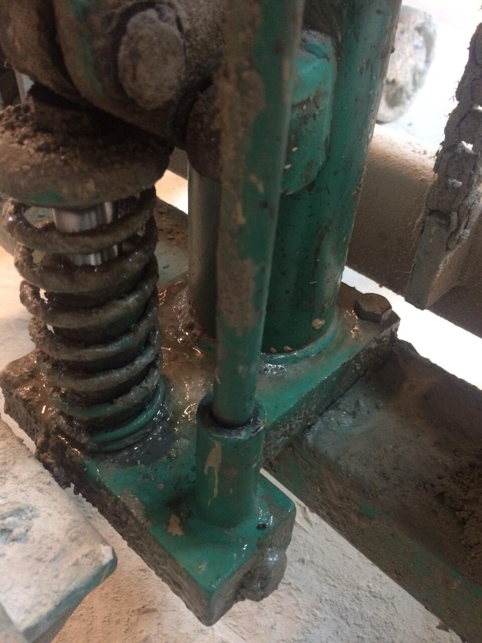 Hình ảnh xì nhớt ngay ty bơm xe nâng quay đổ phuy