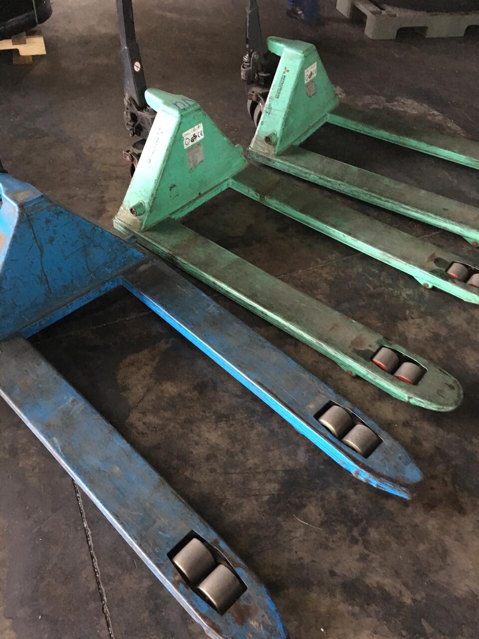 Lô xe nâng tay cần thay bánh xe PU và phục hồi bơm thủy lực tại KCN Vĩnh Lộc