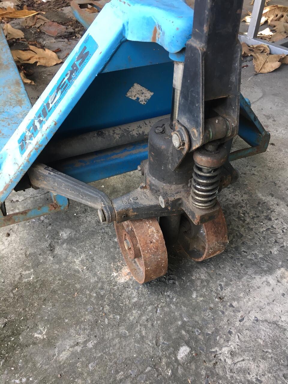 Hình ảnh bánh xe nâng tay PU bị tróc lớp PU