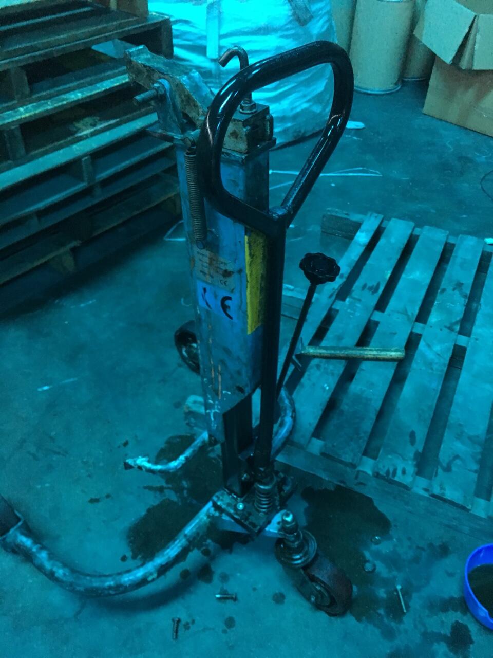 Xe nâng di chuyễn phuy bị xì nhớt nâng không lên