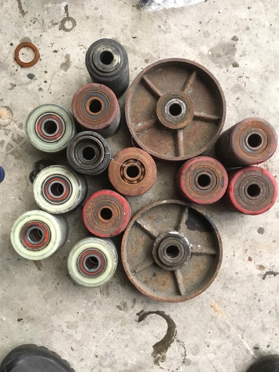 Hình ảnh bánh xe PU bị tróc và hư hỏng được tháo ra khỏi xe