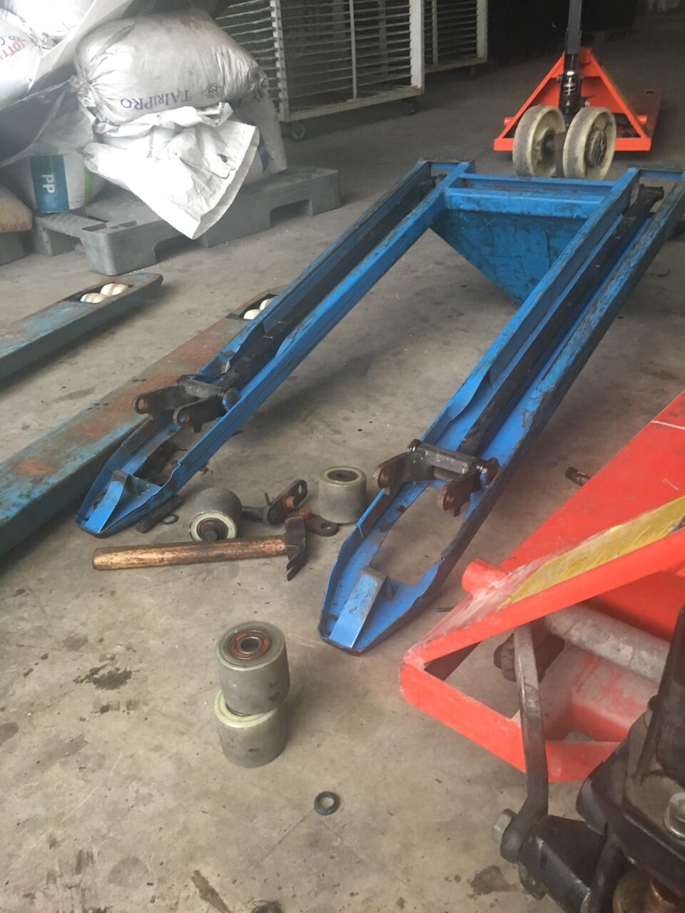 Tháo bánh xe nâng tay PU thay mới bằng bánh xe Nylon