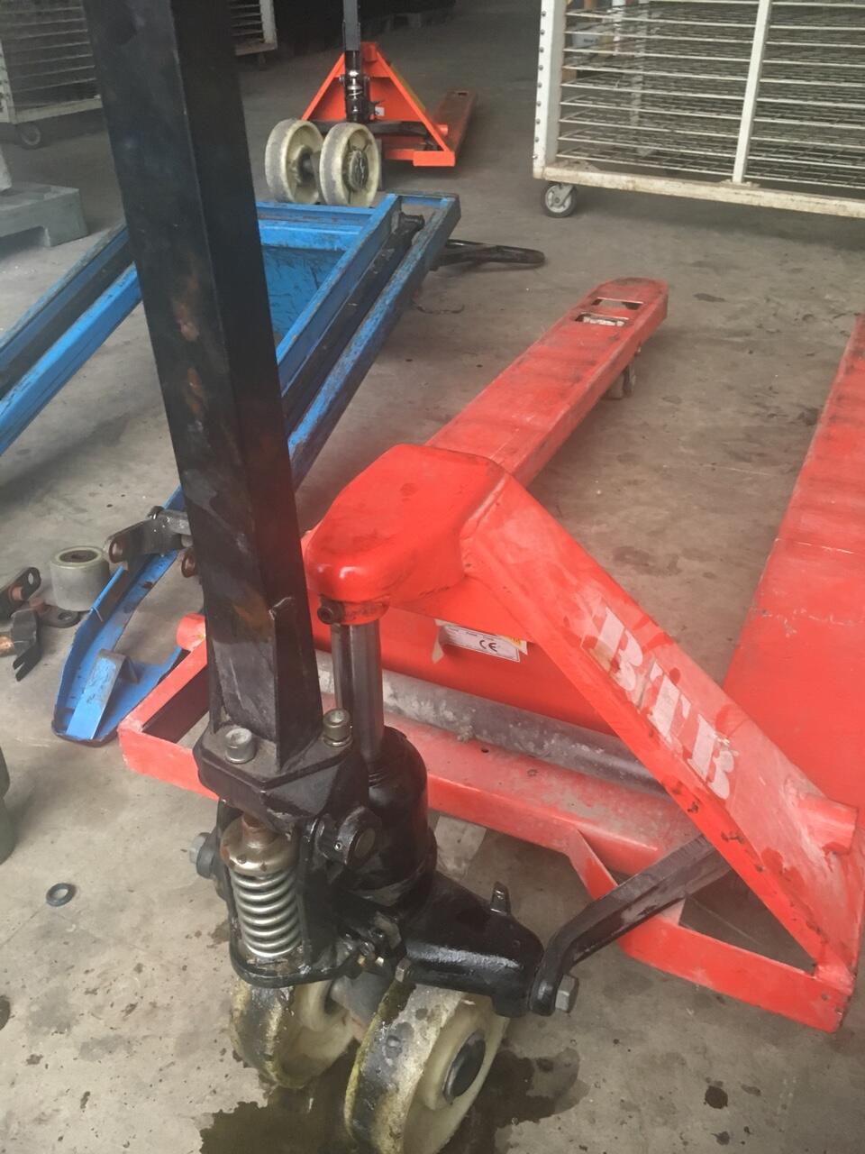 Hình ảnh xe nâng tay hoạt động bình thường sau khi tiến hành phục hồi bơm thủy lực