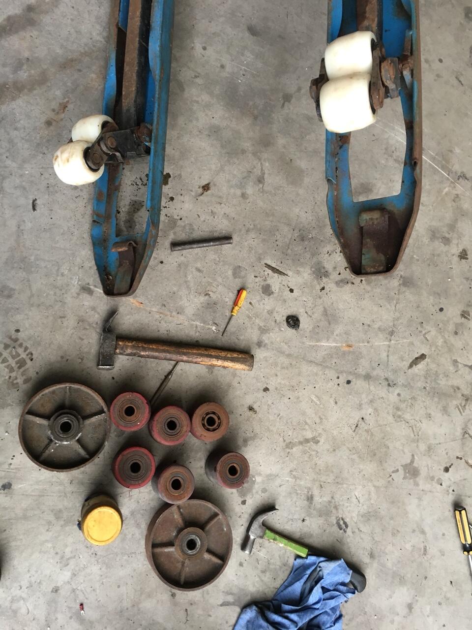 Thay mới lô bánh xe nâng tay bị bong lớp PU và kéo nặng