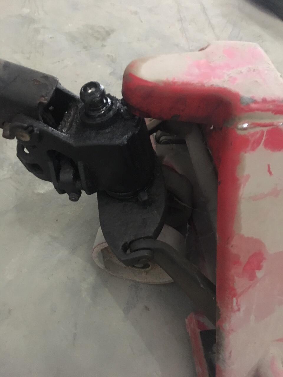 Xe nâng tay bị xì nhớt bơm không lên