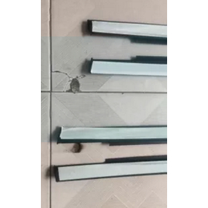 Nẹp chân kính trong SUZUKI WAGON R+