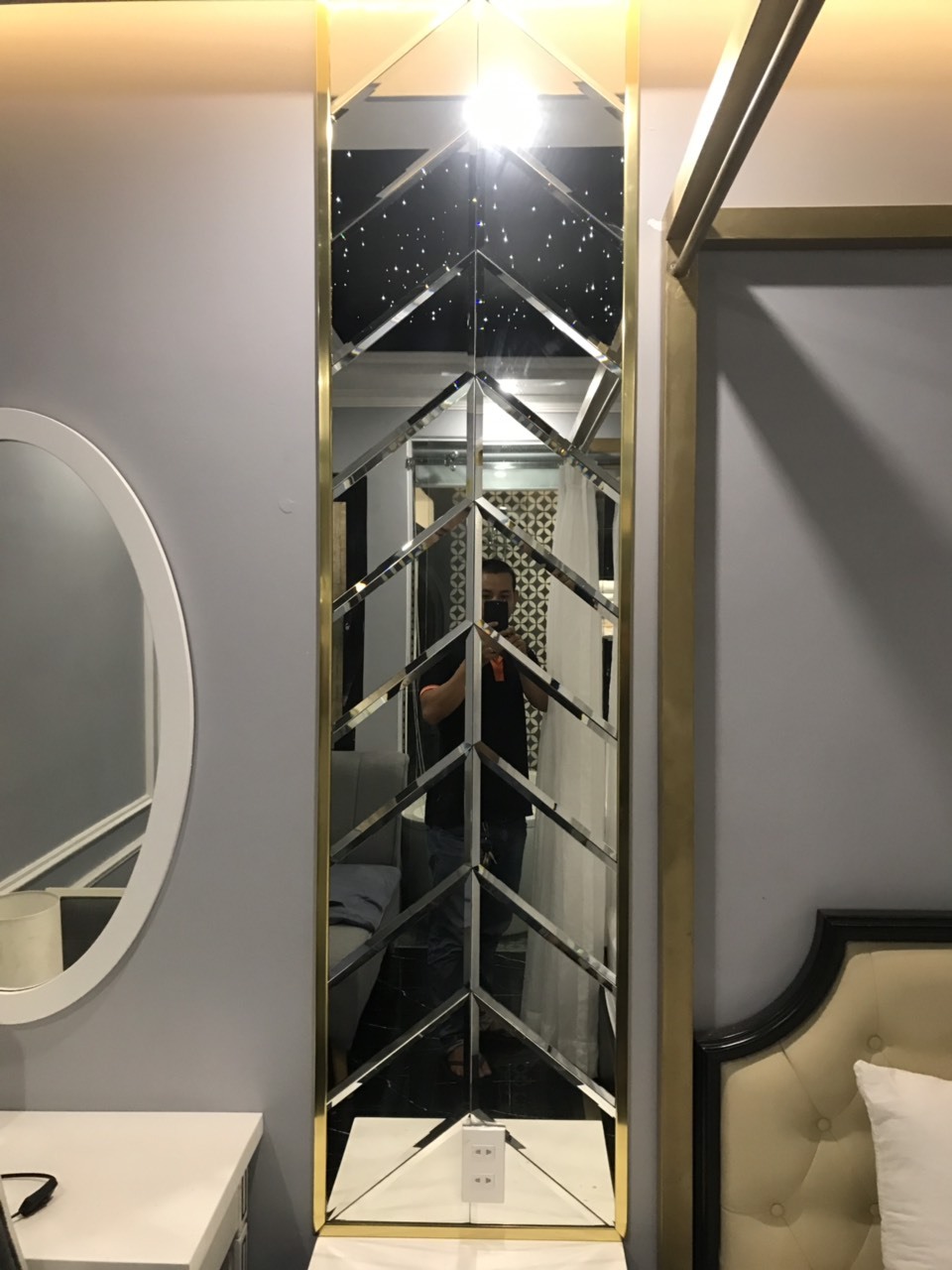 Gương dán tường phòng ngủ