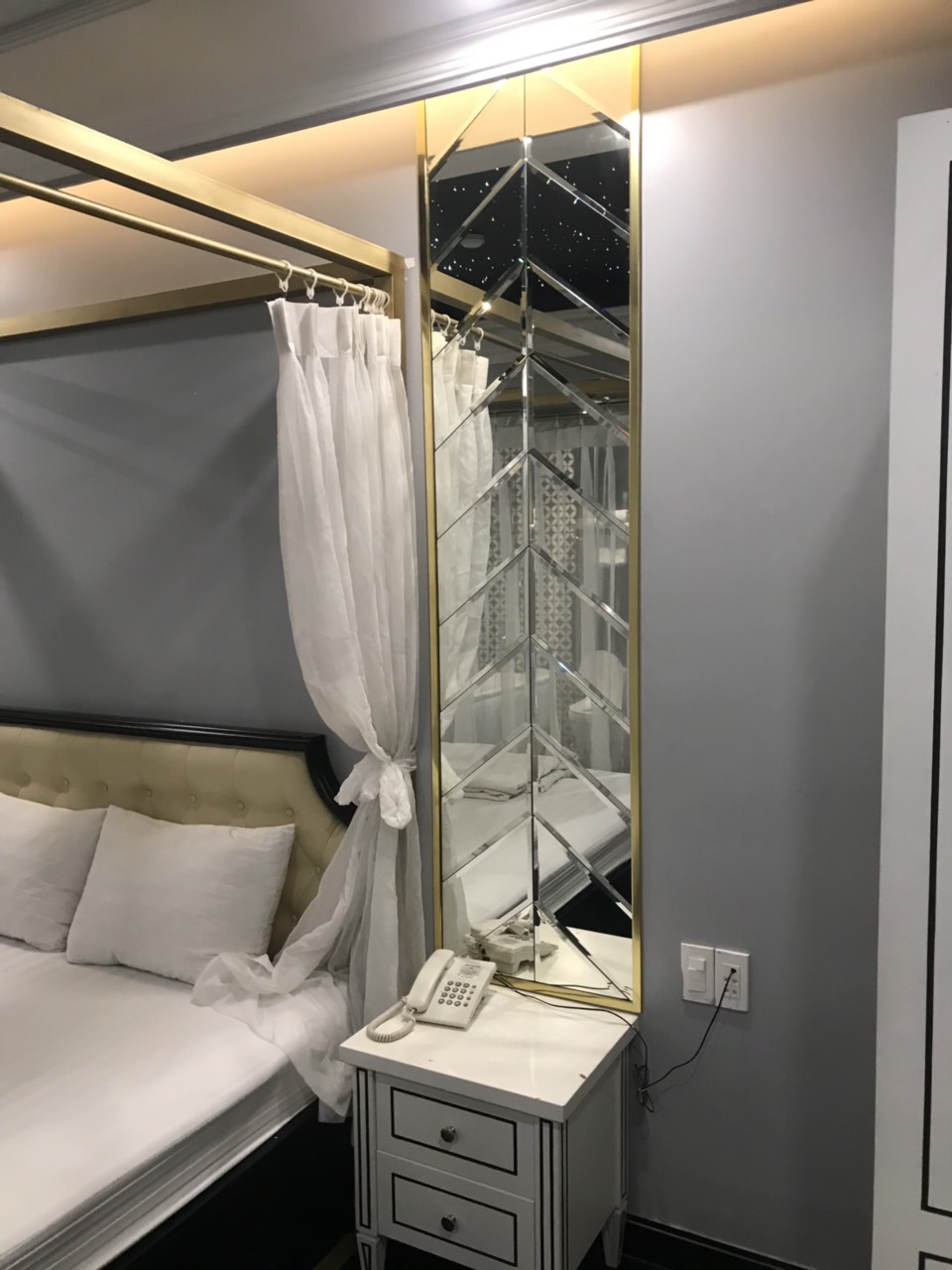 Gương dán tường phòng ngủ