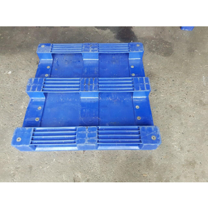 Pallet nhựa kích thước 1100x1100x150mm dạng mặt liền 3 chân
