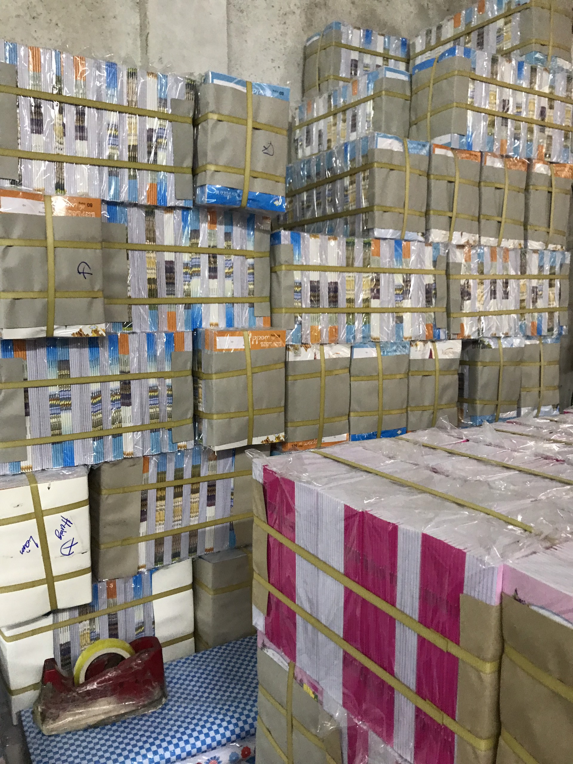 Giao vở theo đặt hàng của hội chữ thập đỏ