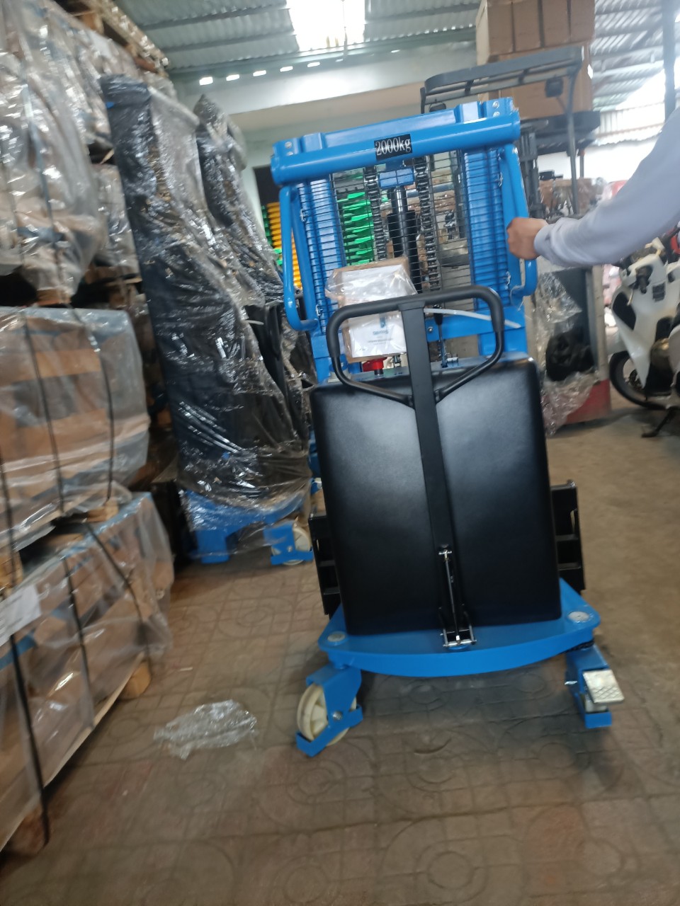 xe nâng bán tự động