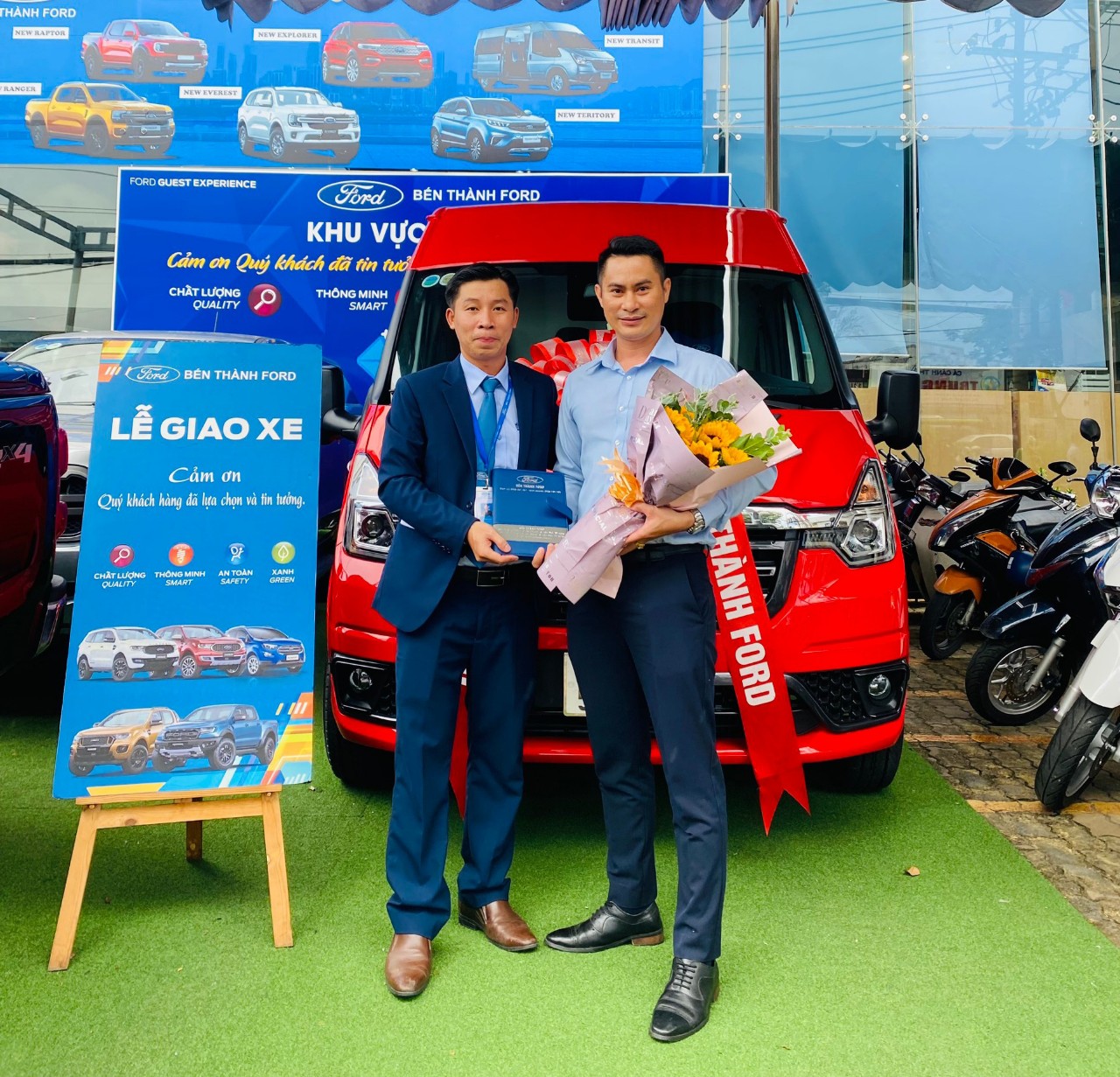 Bàn Giao Ford Transit Van 3 chỗ ngồi - 940kg, sản xuất 2022 về phụ vụ Quý Công ty Vinaled