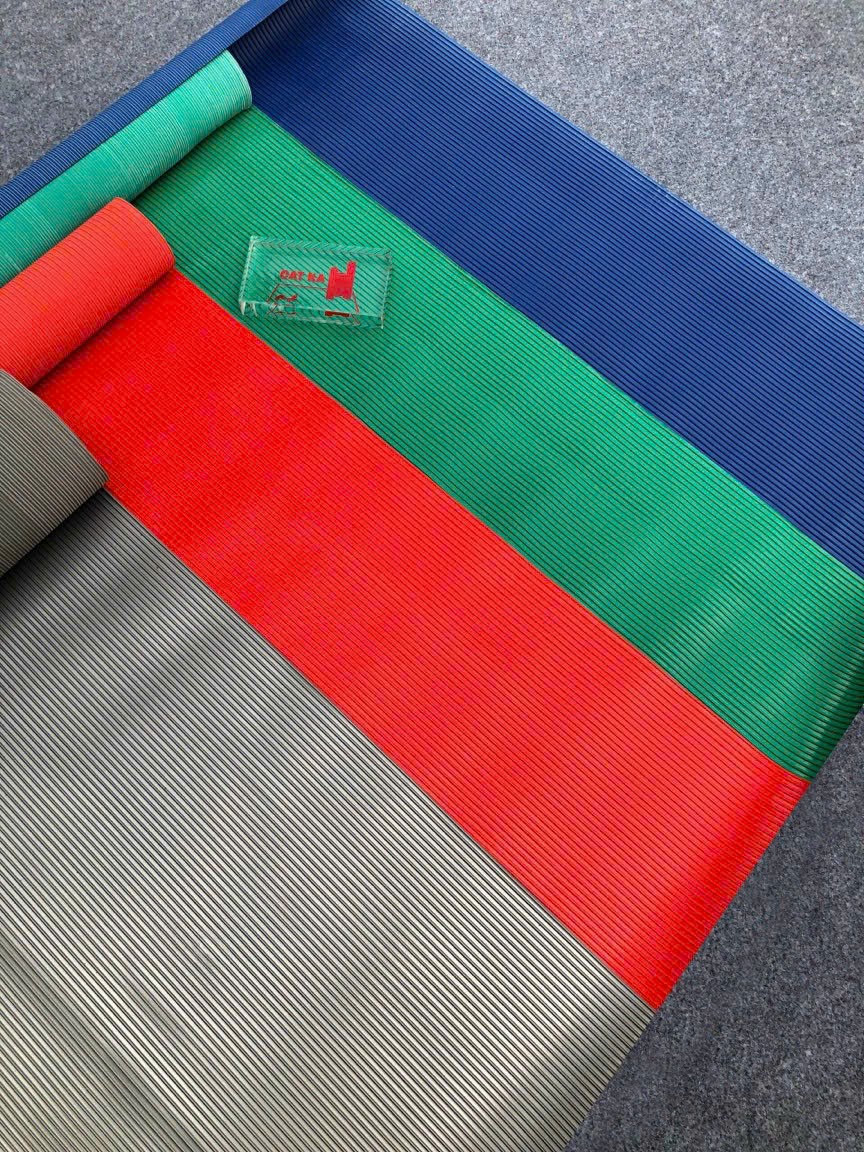 thảm nhựa gân sọc chống trượt