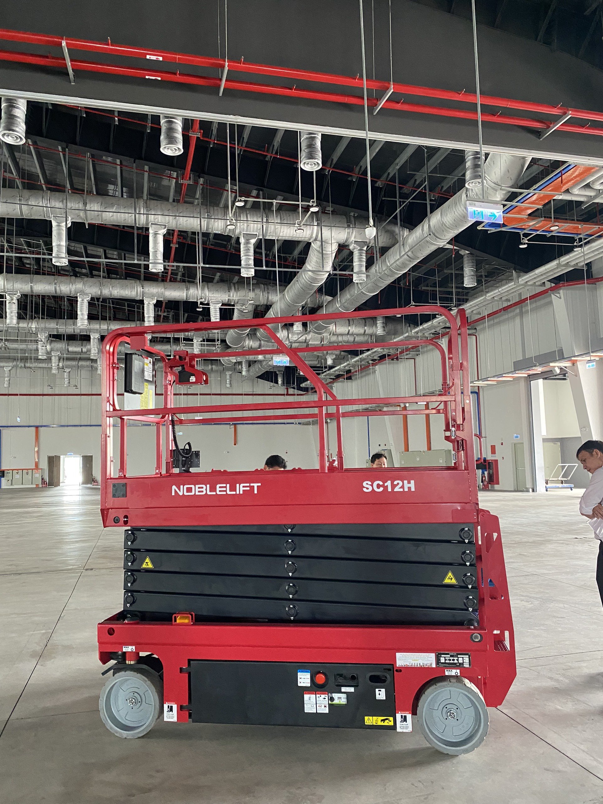 Thang nâng người 10m SC12H Noblelift
