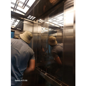 Dịch vụ đánh bóng phục hồi thang máy trầy xước ố màu