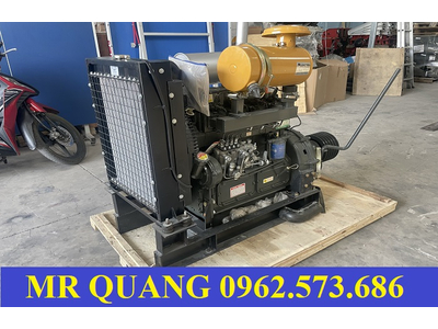 Động cơ lai trên xe bồn chở xi măng