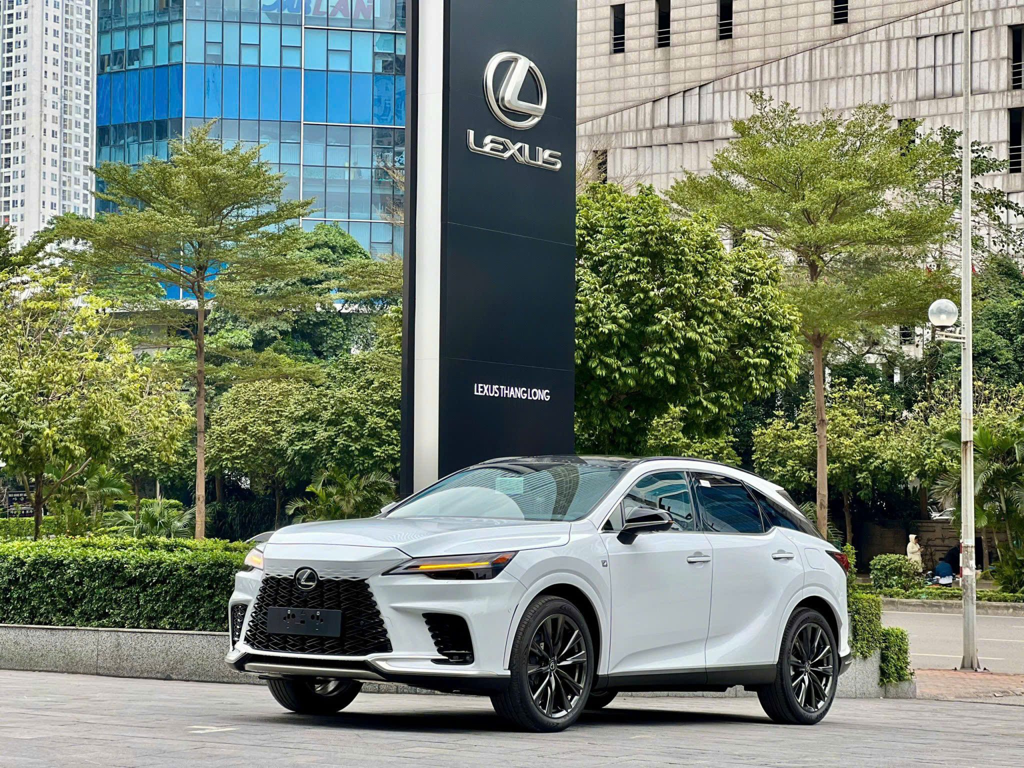 Giao xe tại Lexus Thăng Long
