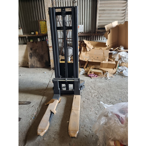Xe nâng tay bán tự động tải trọng 1500kg model DYC15 hãng STAXX
