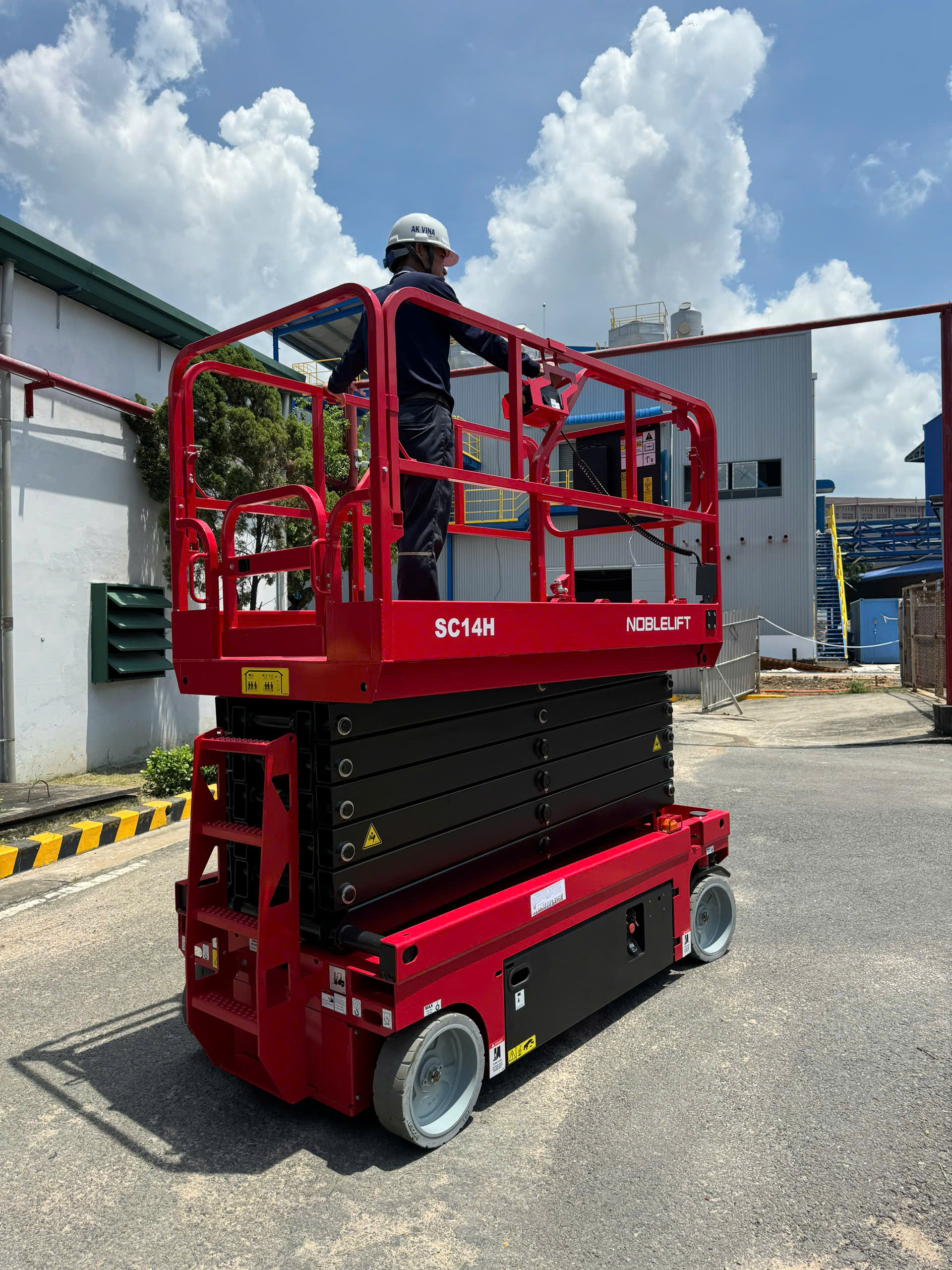 Thang nâng người 12m SC14H Noblelift
