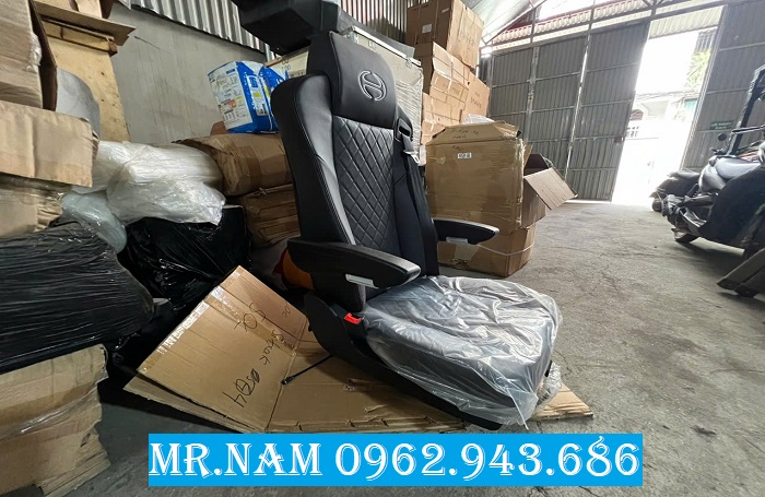 phía tay tỳ ghế