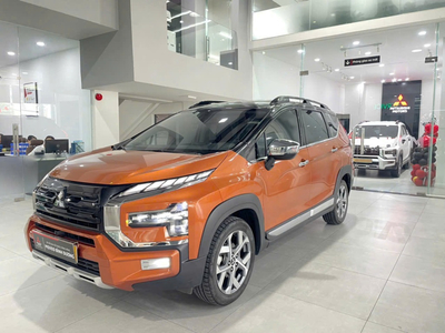 Mitsubishi Xpander Cross màu Cam đen 2023