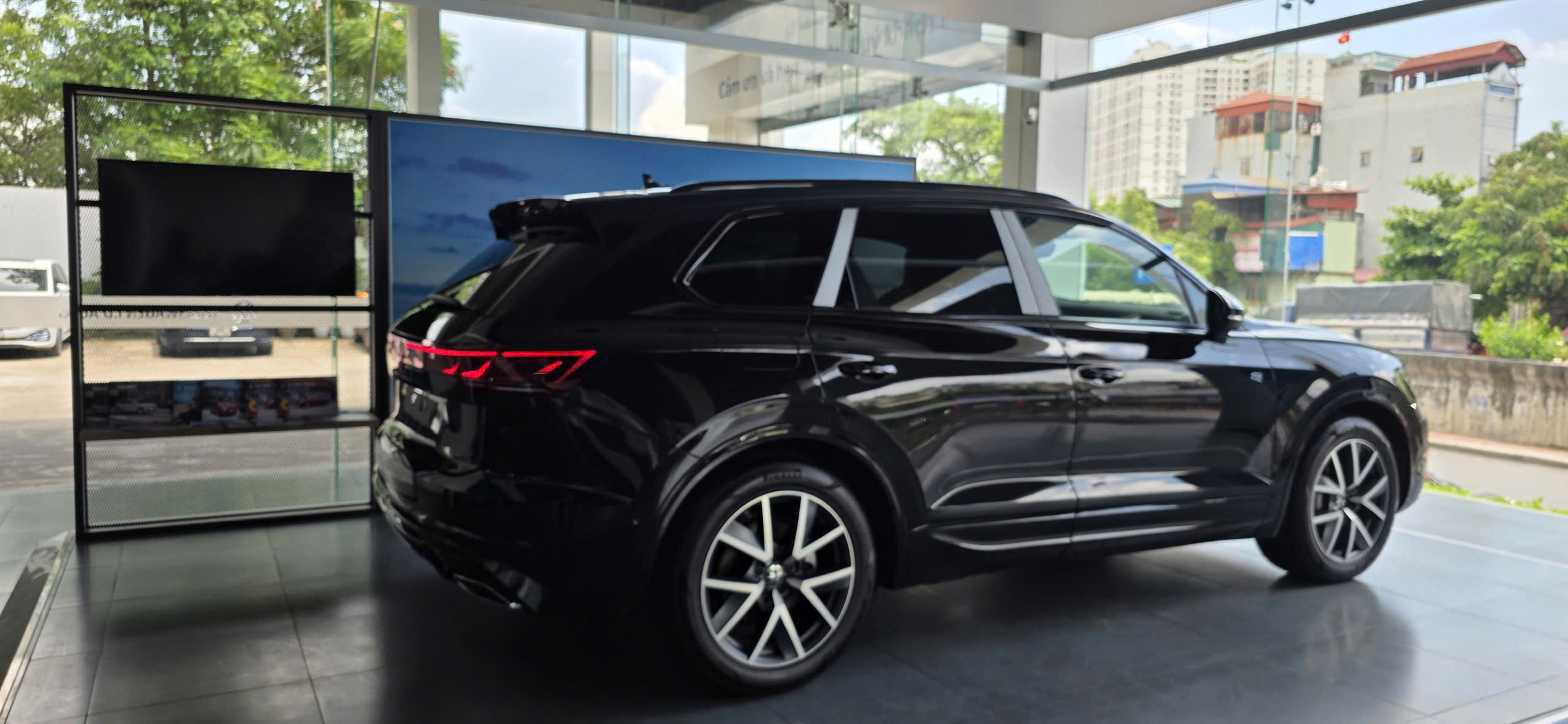 Volkswagen Touareg 2.6L - Hình 3