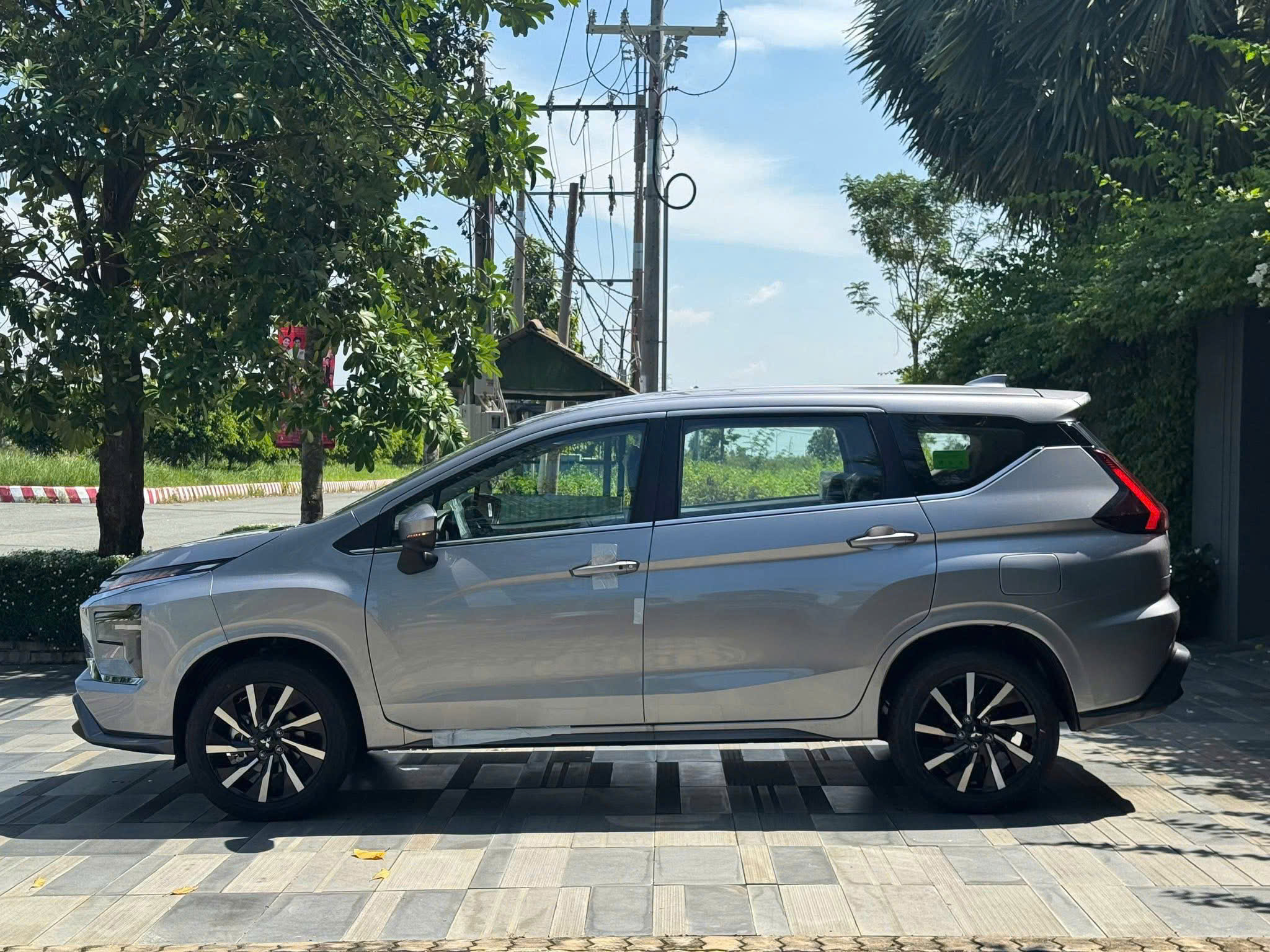 New Mitsubishi Xpander AT Premium