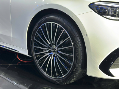 Mercedes Benz E300 AMG 2025