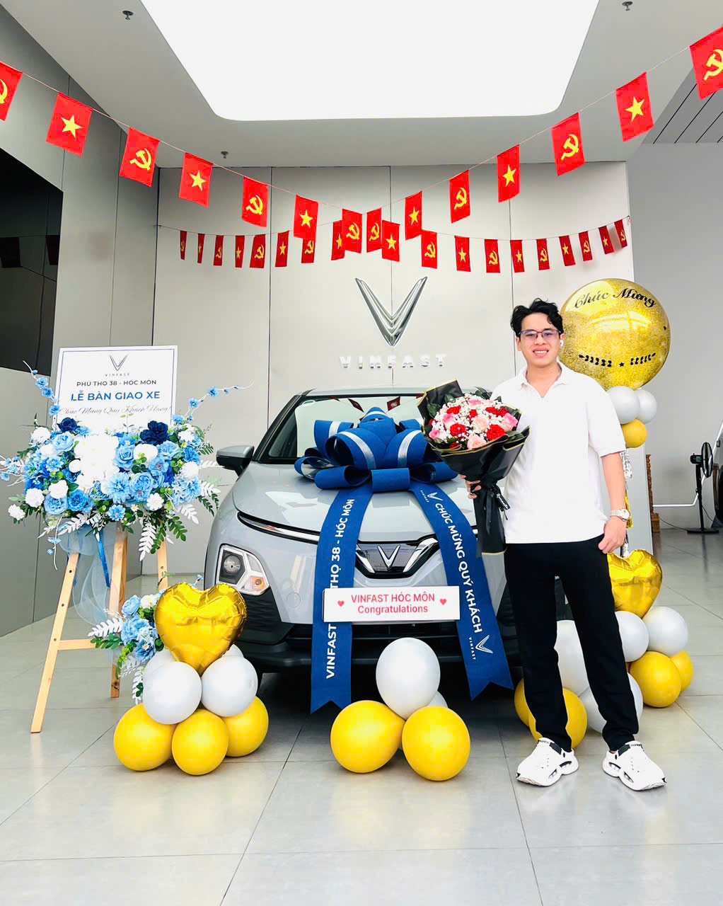 BÀN GIAO VINFAST VF5 XÁM XI MĂNG TRẺ TRUNG VỀ VỚI BẠN TRẺ HÓC MÔN