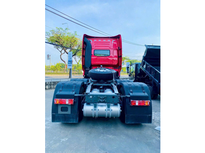 XE ĐẦU KÉO SINOTRUK HOWO T7H ĐỘNG CƠ MC11 NHẬP KHẨU