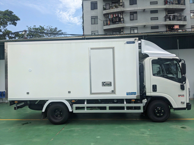 Isuzu QKR 2 Tấn Thùng Đông Lạnh