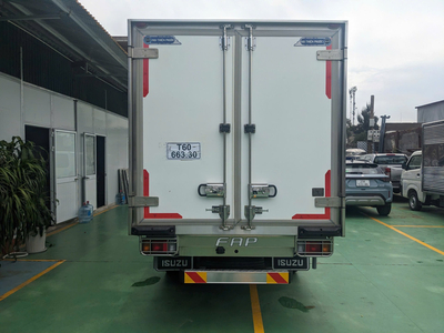 Isuzu QKR 2 Tấn Thùng Đông Lạnh