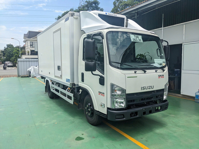 Isuzu QKR 2 Tấn Thùng Đông Lạnh
