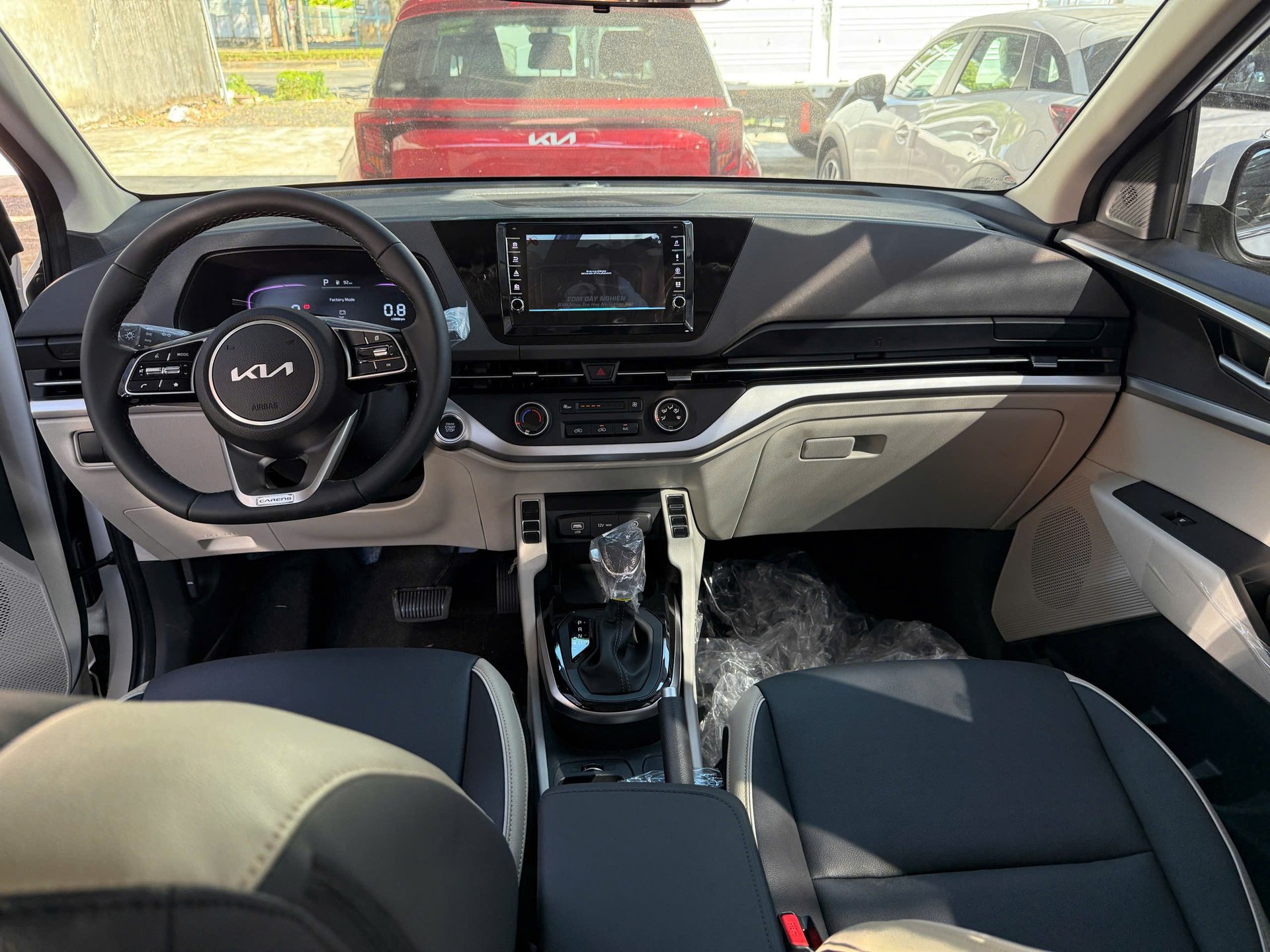 KIA Carens 1.5G DELUX