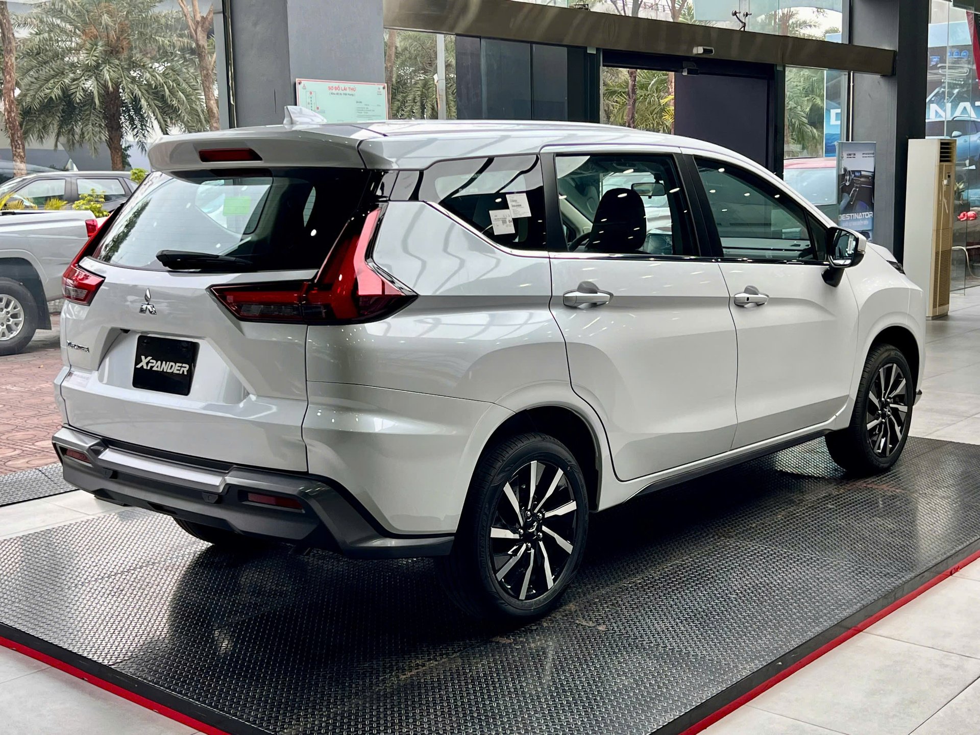 Mitsubishi Xpander AT Premium
